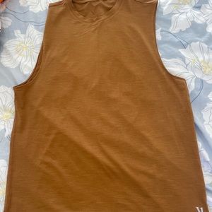 NWOT Vuori Mens Zephyr Muscle Tee Tumeric Heather Top Large
